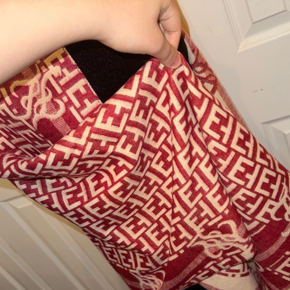 Red and White Patterned Scarf - Picture 7 of 11